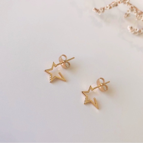 Tiny Star Earrings 18k Gold Plated 925 Sterling Silver Luxury - Picture 3 of 10
